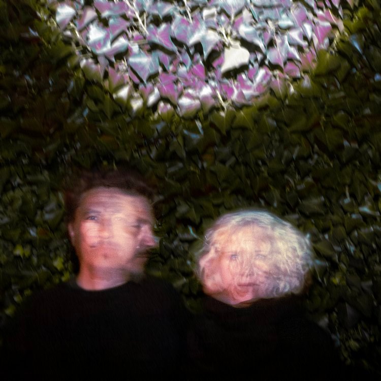 Depeche mode og digte i natten. Kunstnerparret Anders Filipsen og Ditte Bolt præsenterer audiovisuelle værk ‘Orden, kamp & kaos‘. Koncert med Mademoiselle Karen Duo & Martin Bennebo