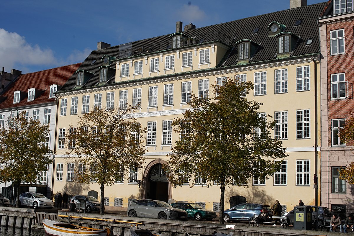 Rundt om et kirsebær – Christianshavn set gennem Heerings Gaard 1838-1857