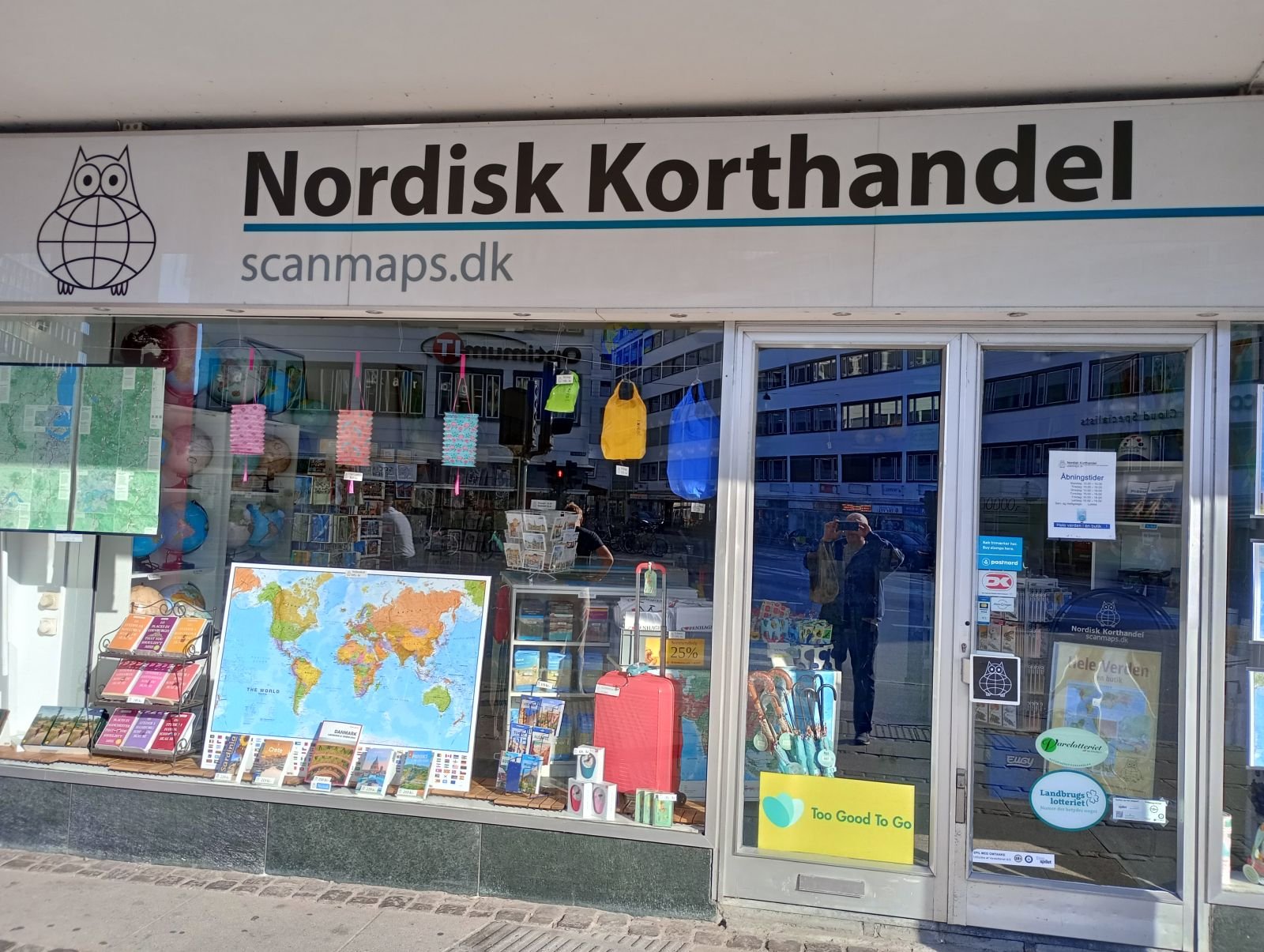 Gå på opdagelse i rejsebøger og kort fra hele hele verden.