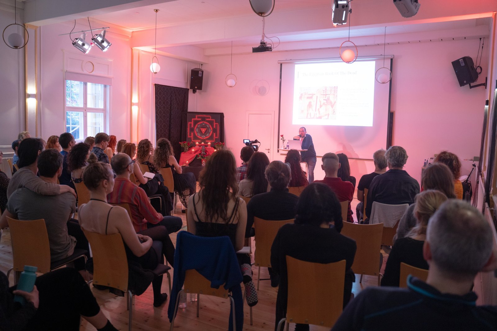 Udforsk essensen af esoterisk tantra, yoga og meditation